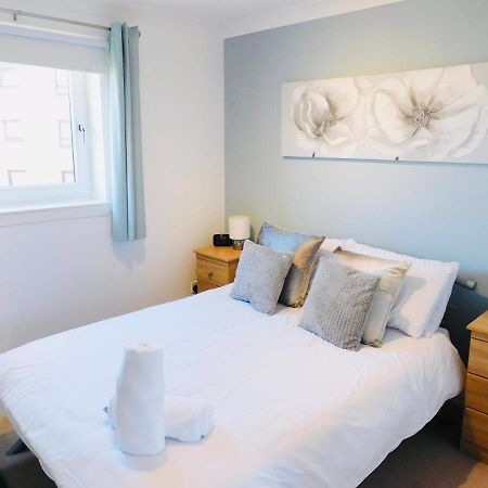 Beautiful 3 Bedroom Apt, Mins From Glasgow Airport, M8 & Sec Paisley Exteriör bild
