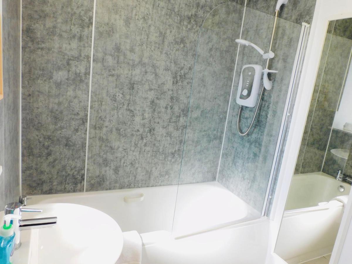 Beautiful 3 Bedroom Apt, Mins From Glasgow Airport, M8 & Sec Paisley Exteriör bild