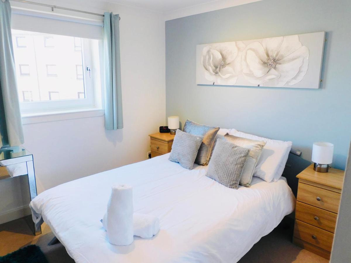 Beautiful 3 Bedroom Apt, Mins From Glasgow Airport, M8 & Sec Paisley Exteriör bild