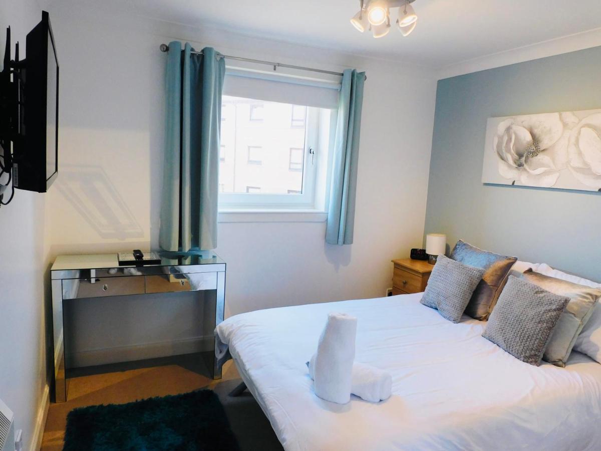 Beautiful 3 Bedroom Apt, Mins From Glasgow Airport, M8 & Sec Paisley Exteriör bild